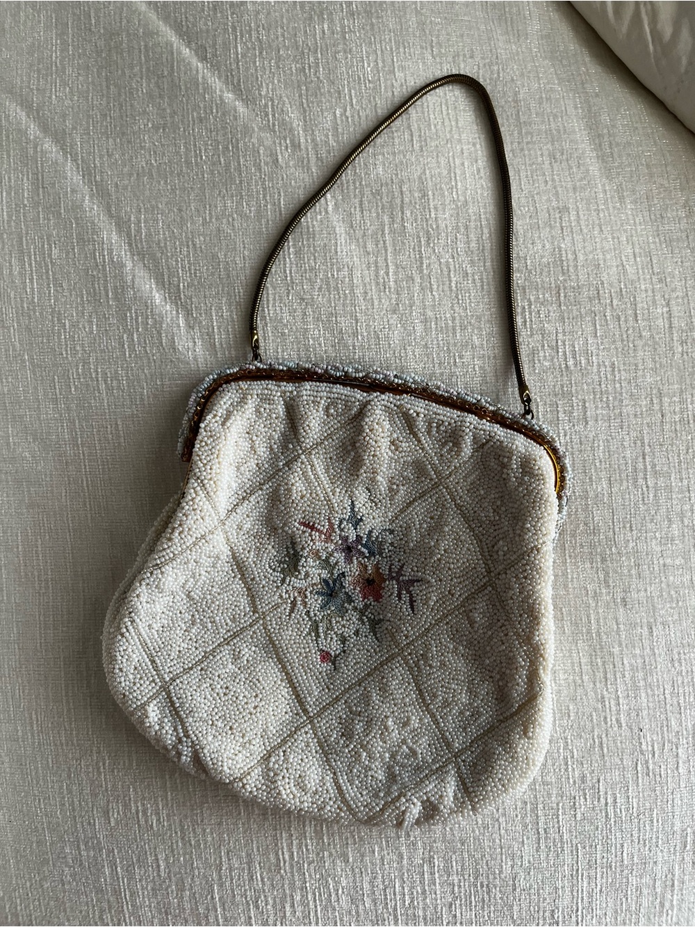 1940s Vintage Beaded Floral Handbag in Ivory. - Picture 3 of 4